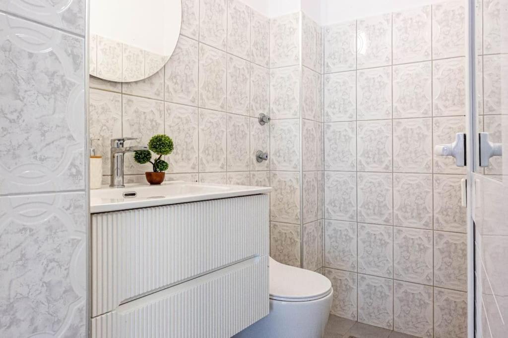 23 - Central, Access Apartment Himarë